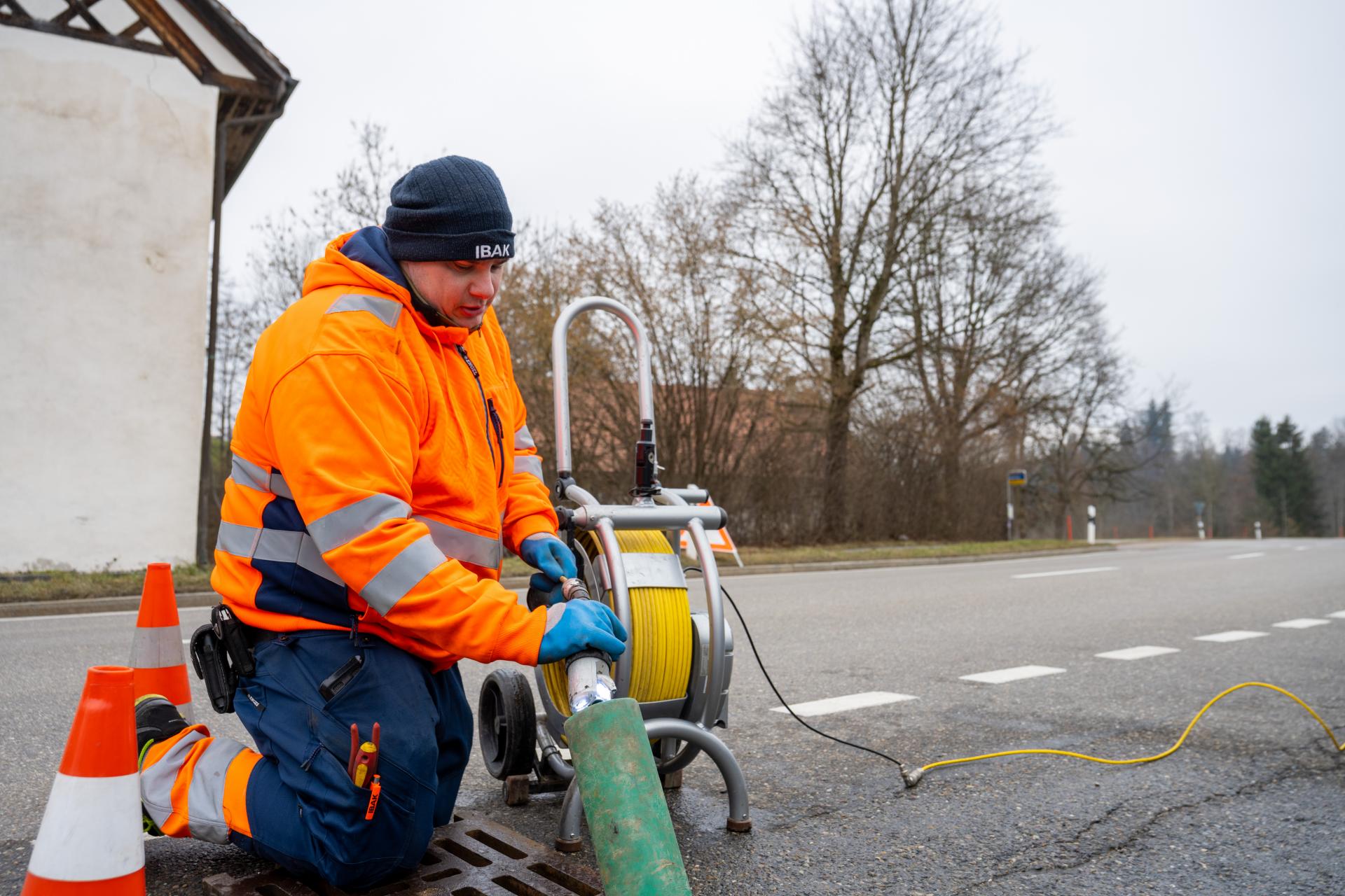Mit einer Kamera werden die Kanalisationsleitungen Meter für Meter auf Beschädigungen untersucht. 
