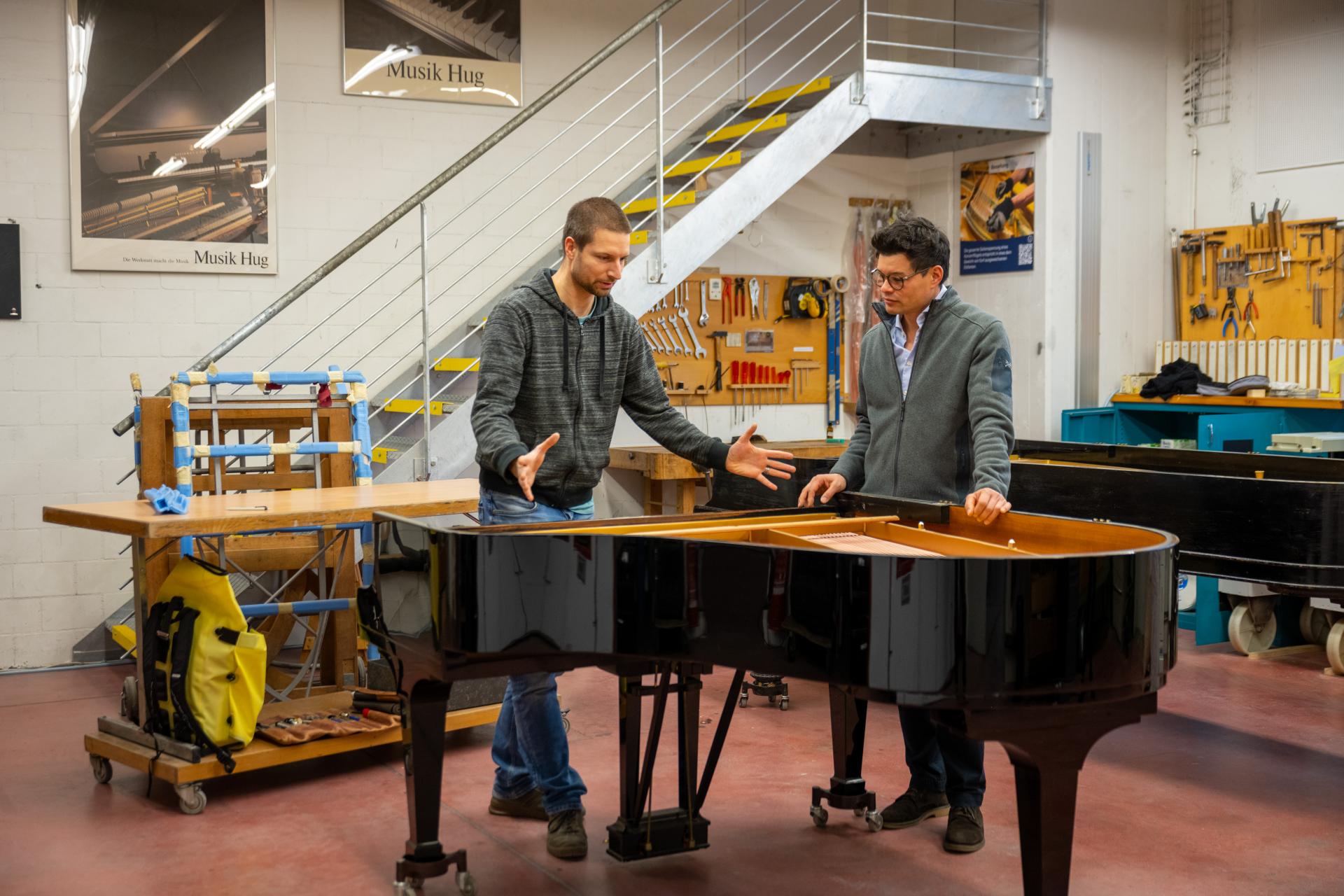 In der Klavierwerkstatt am Hauptsitz in Bülach werden Klaviere und Flügel repariert oder neu besaitet.