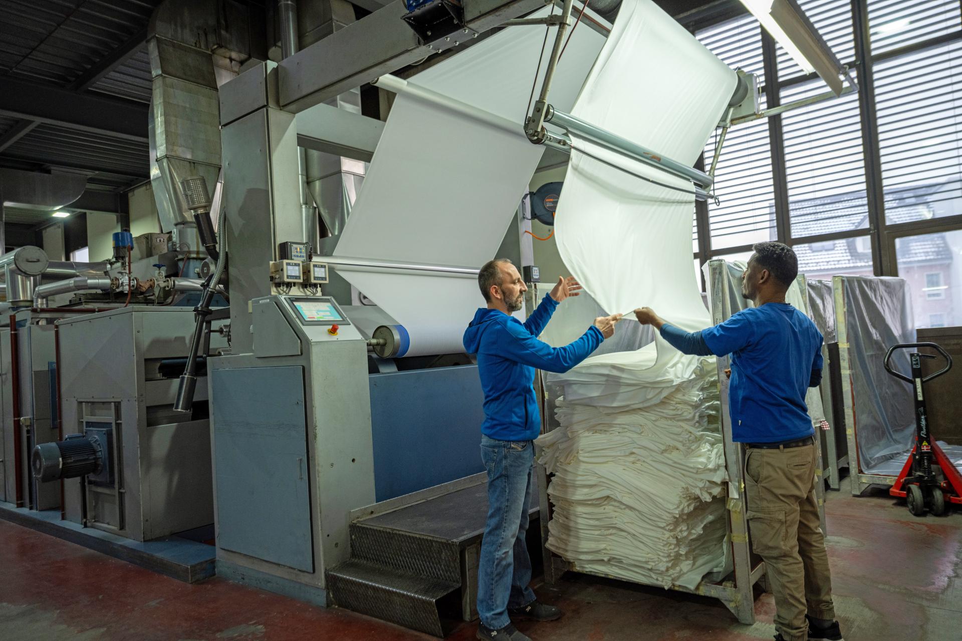 Tausende Meter Stoff täglich verarbeitet das Textildruck-Unternehmen in den Produktionshallen in Fehraltorf.