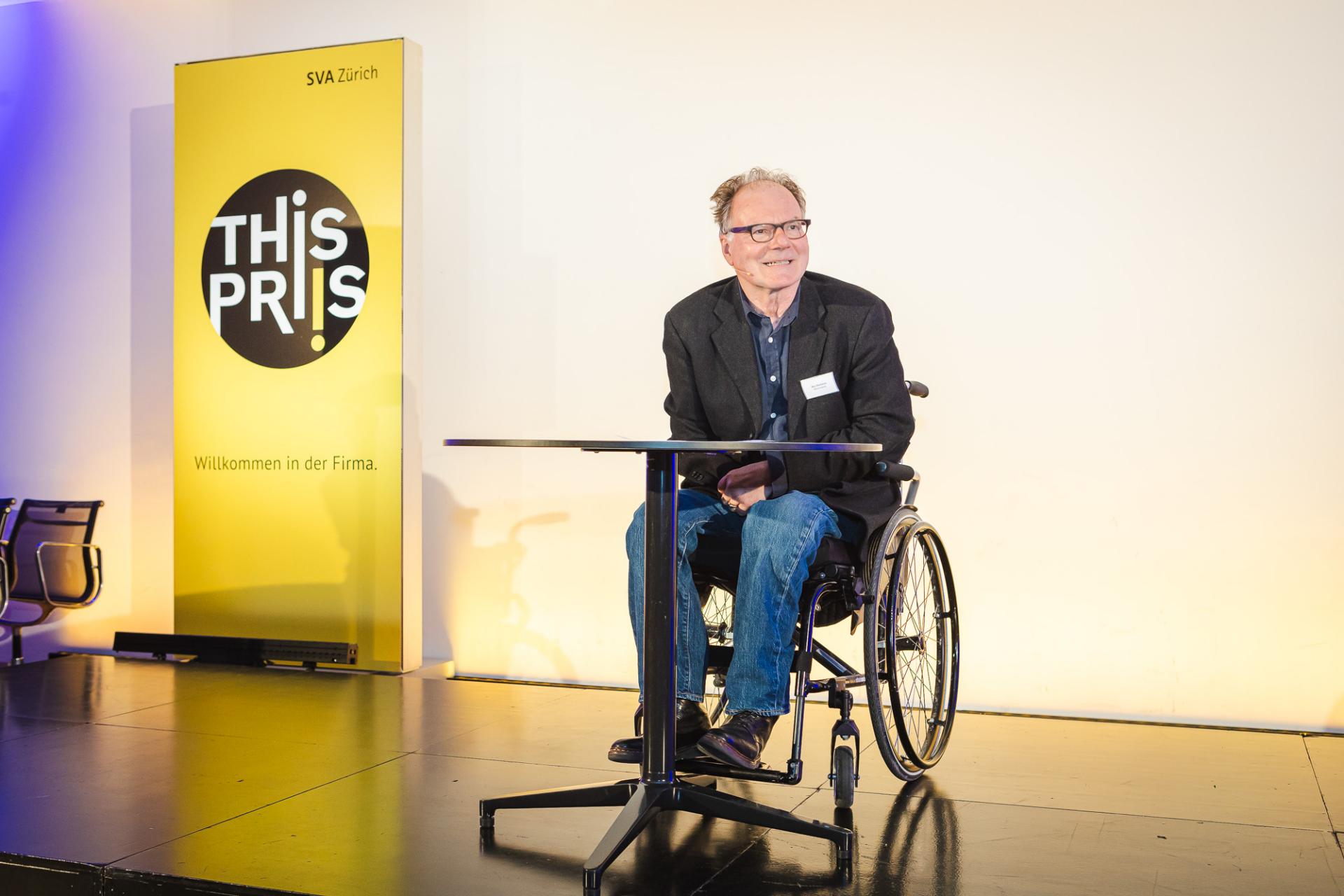 Wie immer ein Highlight des Abends: Alex Oberholzer verliest bei der Awardfeier des This-Priis 2024 seine Laudatio auf das Gewinnerunternehmen. 