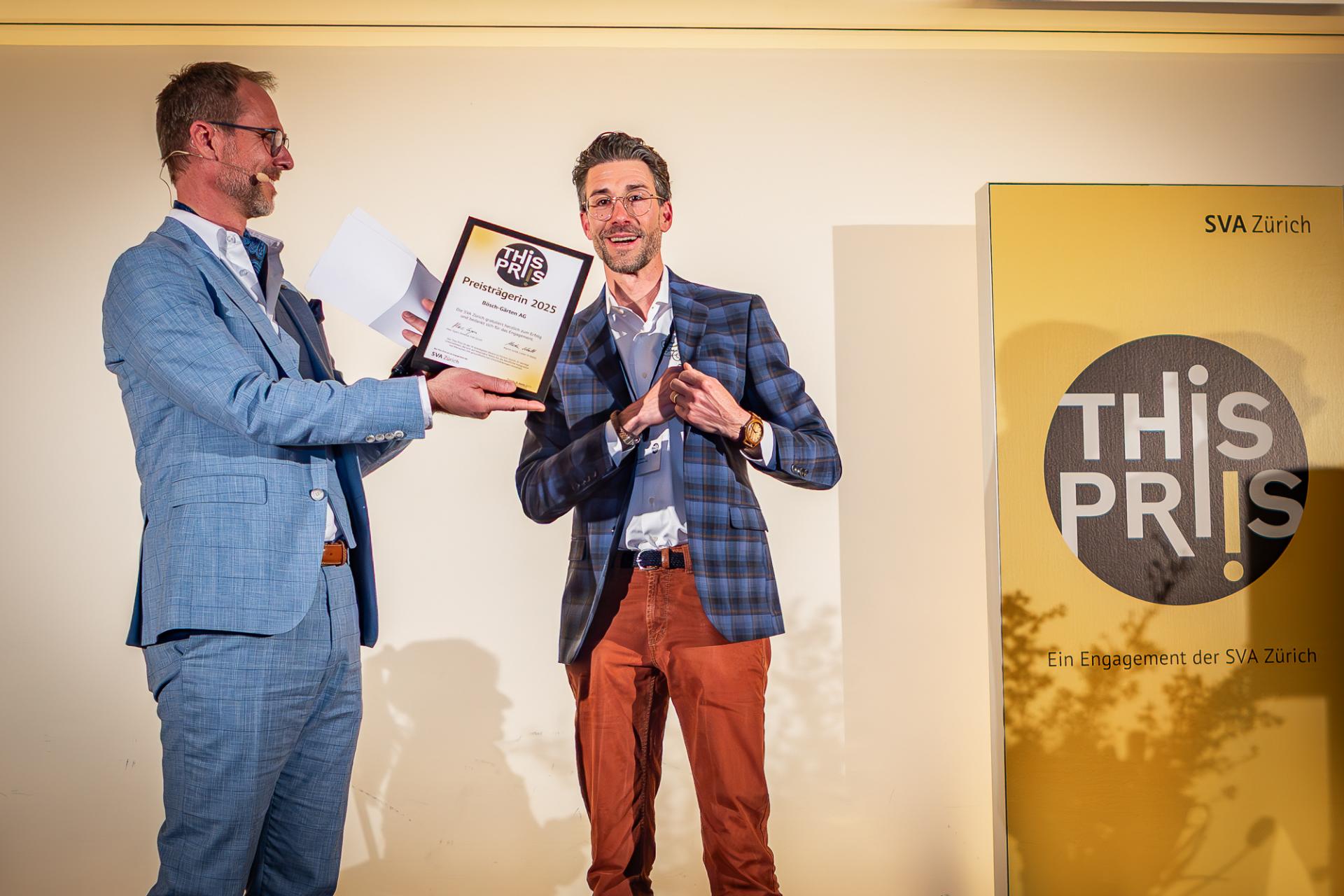 Das Bild zeigt den Gewinner des This-Priis 2025: Patrick Bösch, Geschäftsführer Bösch-Gärten AG, bei der Zertifikatsübergabe durch Martin Schilt, Leiter IV-Stelle.