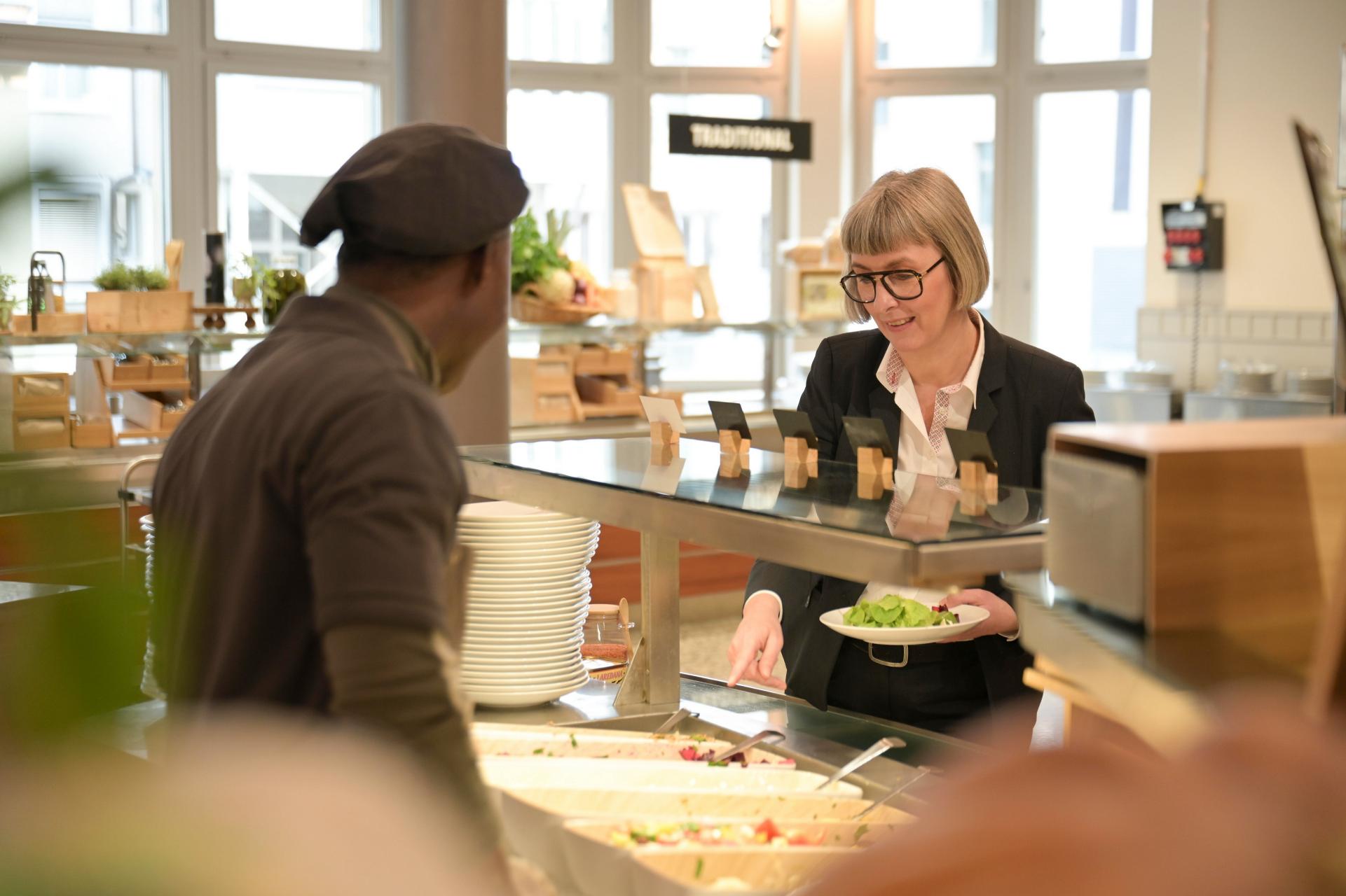 Gastro-Service kann stressig sein – bei der ZFV achtet man auf das Wohlergehen der Mitarbeitenden.