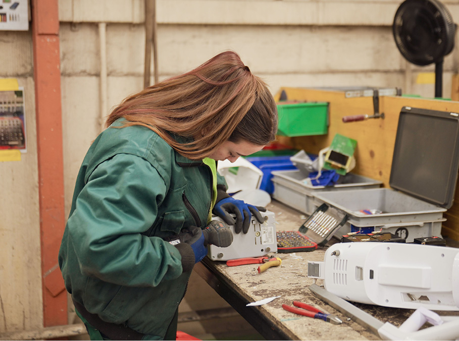 Lehrberuf «Recyclist»: Im Zerlegebetrieb braucht es Expertise und handwerkliches Können im Umgang mit wiederverwertbarem Elektroschrott.