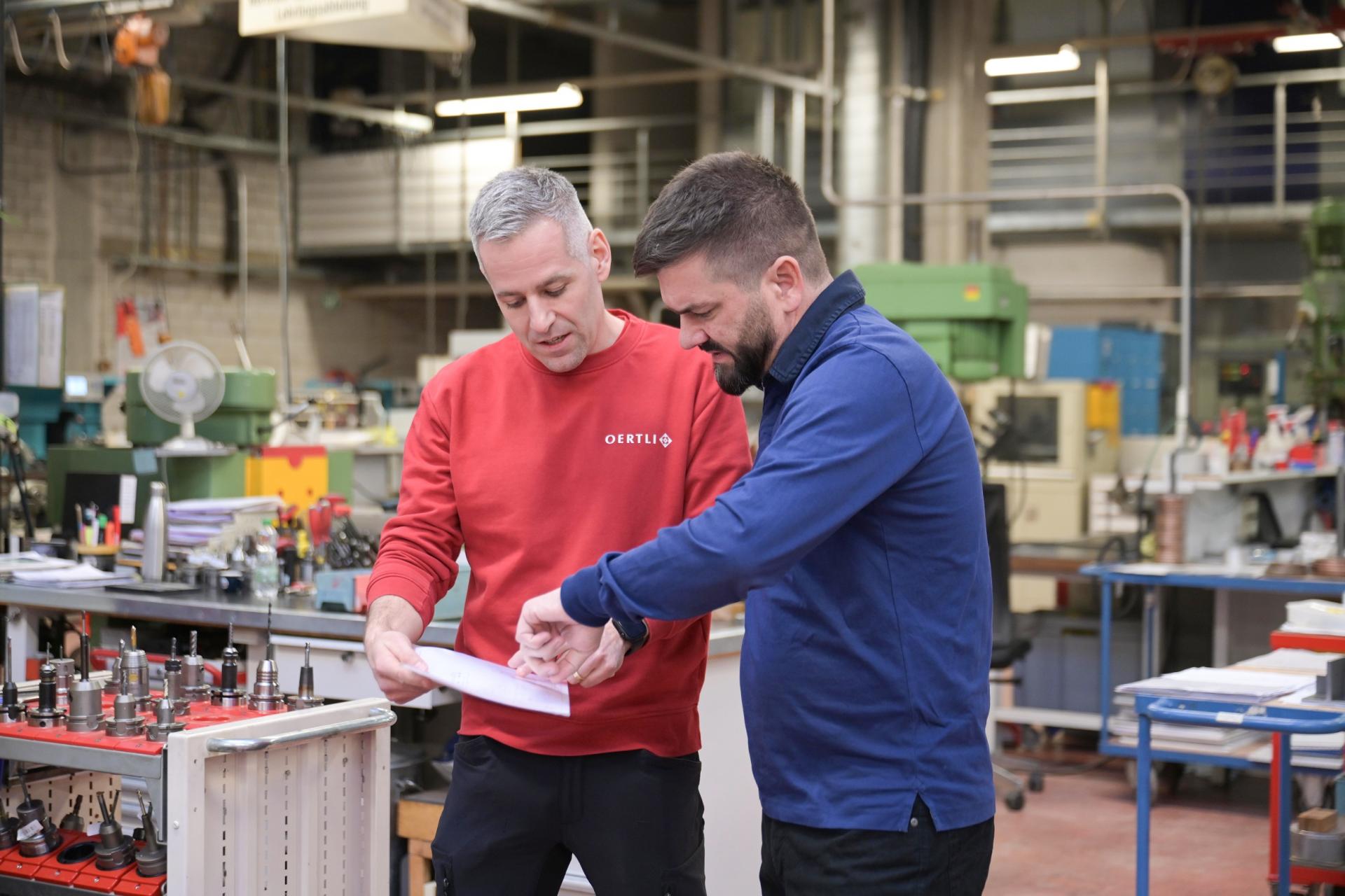 Präzise in der Sache, vertrauensvoll zu allen Betriebsangehörigen: Sandro Tanner (l.) in seiner Rolle als Teamchef in der Produktion.