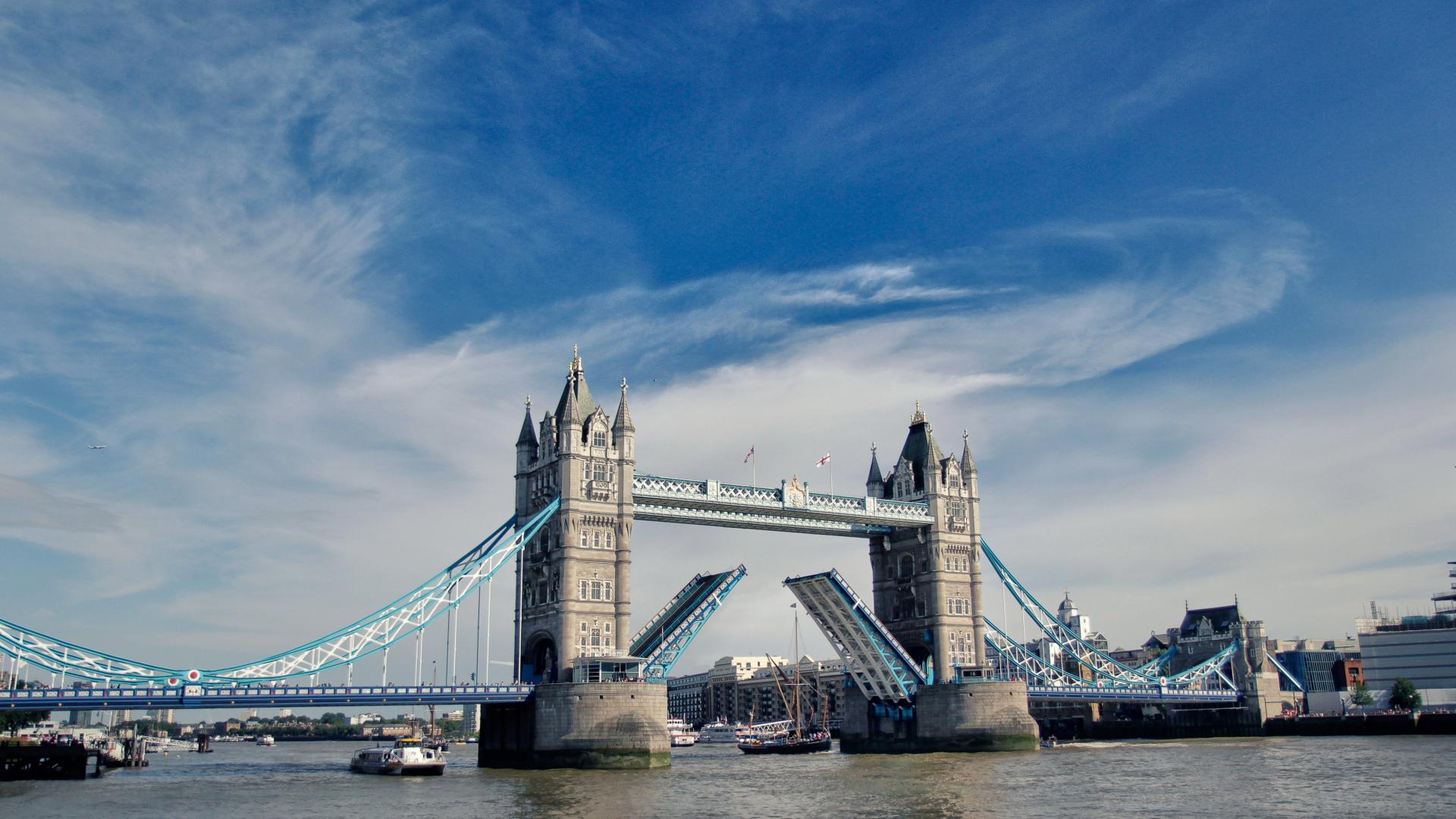 Tower-Bridge in London mit hochgeklappter Fahrbahn