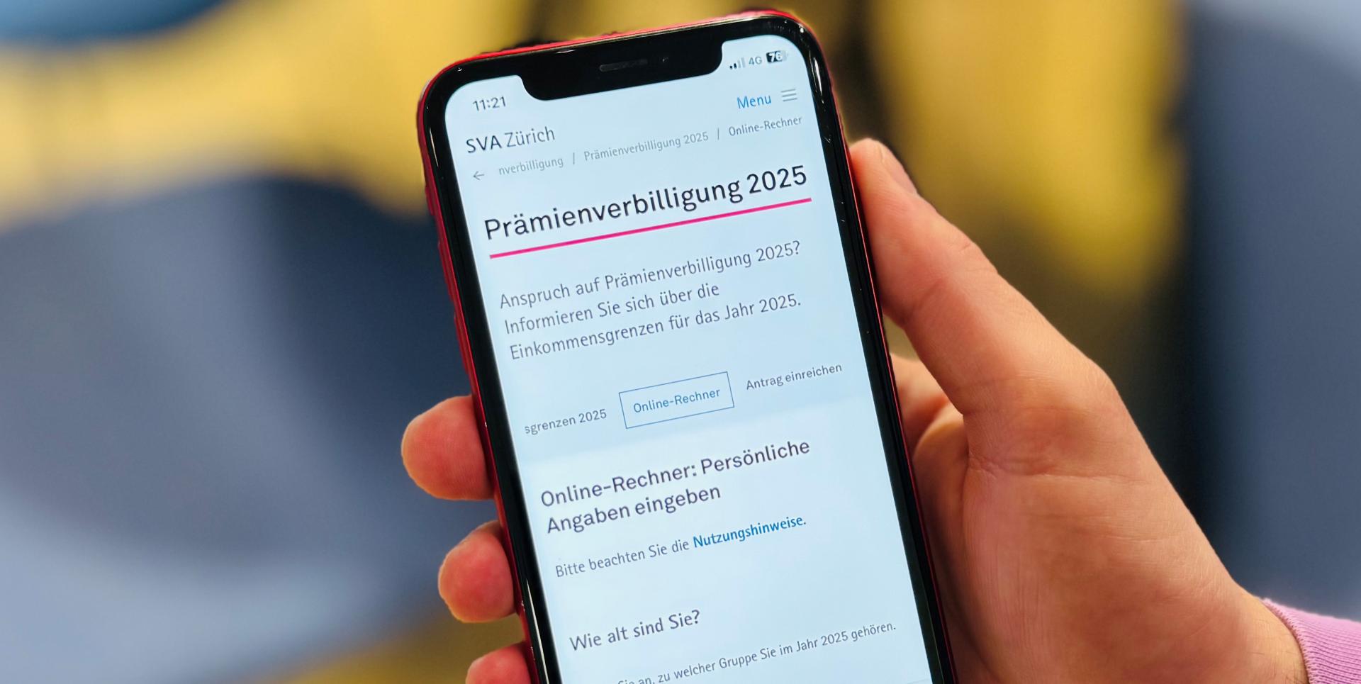 Online-Rechner Prämienverbilligung 2025 auf einem Smartphone