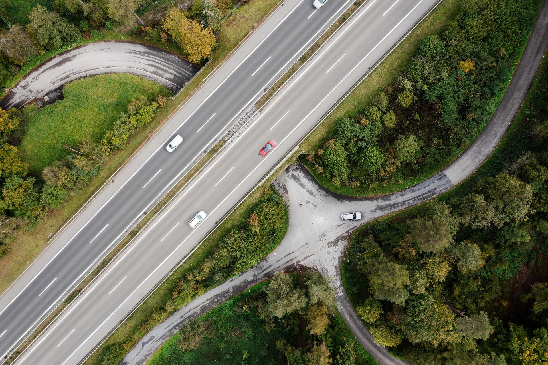 Oberrieden: Die schnelle Autobahn liegt über alten Verkehrswegen. Eine Unterführung erlaubt ein Durchkommen.