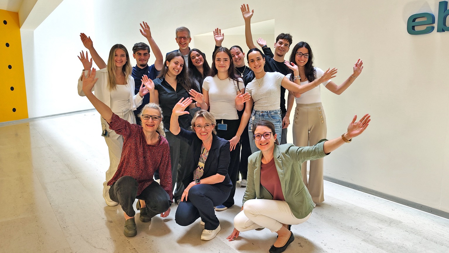 Strahlende Gesichter: (v. l.) Vanessa Perri, Valter Leite, Fiona Terzini, Marc Gysin (Direktor SVA Zürich), Yuki Wilhelm, Salome Gabathuler, Lejla Bilali, Amira Ben Mahmoud, Elia Tanieli, Fabiana De Nunzio, Barbara Haag (Leiterin Bildung & Training), Angela Peterelli (Leiterin Human Resources) und Paola Durrer (Fachfrau Berufsbildung, Bildung & Training).